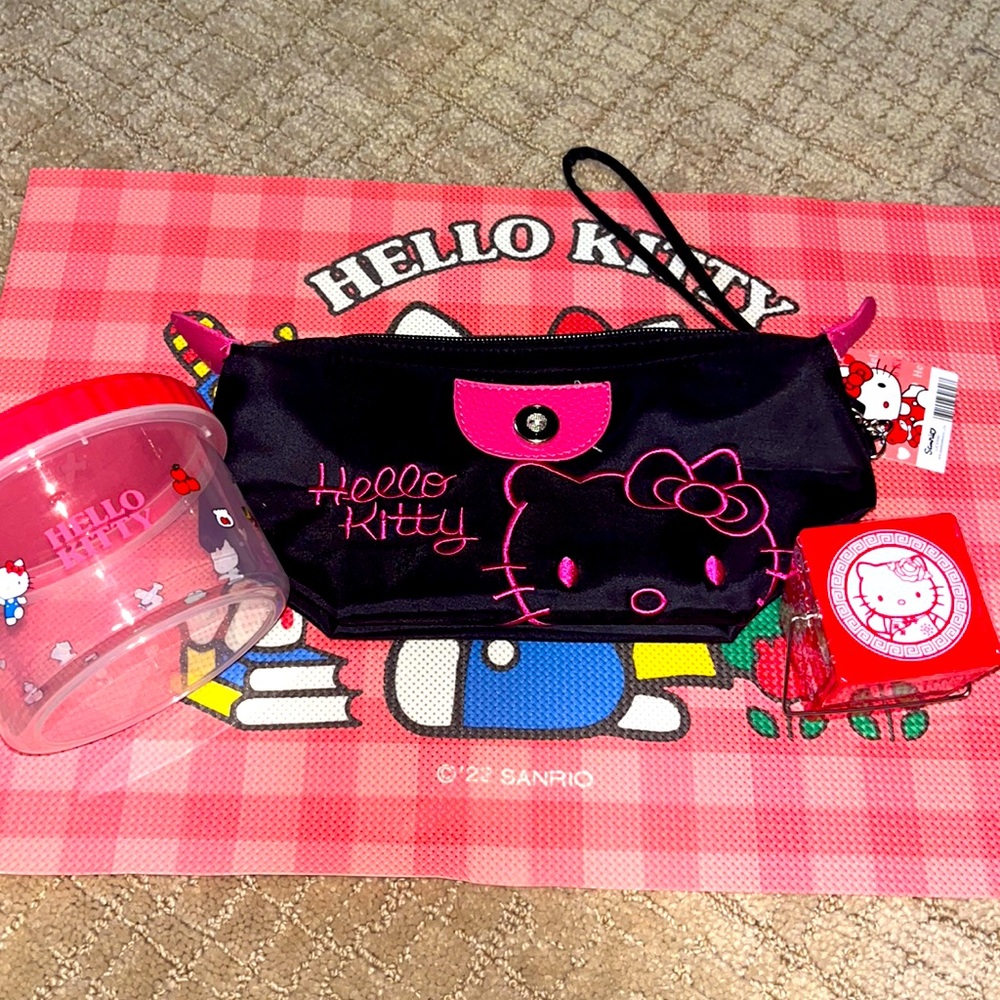 😍4 piece HELLO KITTY💗 - Picture 3 of 7